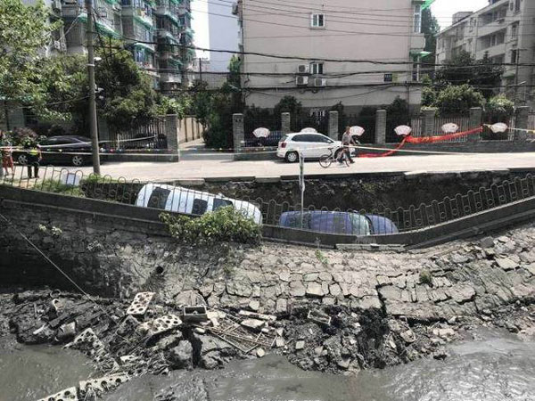 轎車(chē)側(cè)滑倒至河岸現(xiàn)場(chǎng)示意圖
