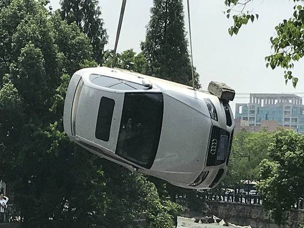 起吊陷入汽車(chē)現(xiàn)場(chǎng)示意圖